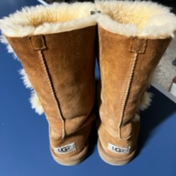 UGG®, the Girls' Bailey Button Triplet Boots (youth) - Picture 2 of 3